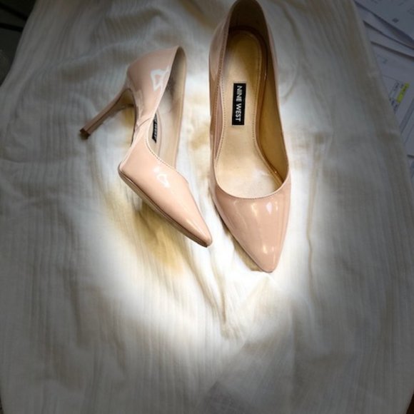 Nine West pink beige 3.5" heel patent leather pumps - Picture 5 of 6
